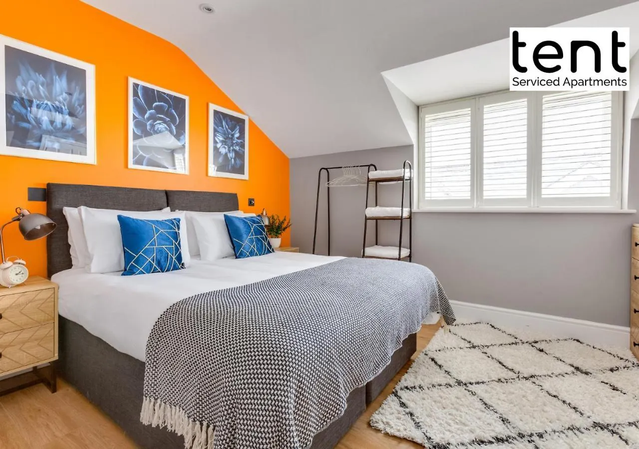 Central 1 Bedroom Apt , Pkg, Great For Long Term Guests Egham